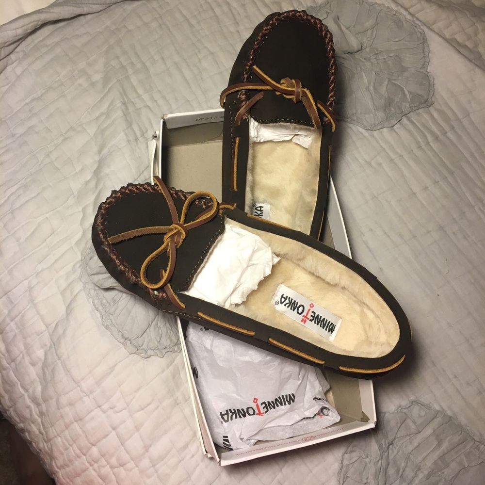 Minnetonka women’s cally brown moccasins, size 7